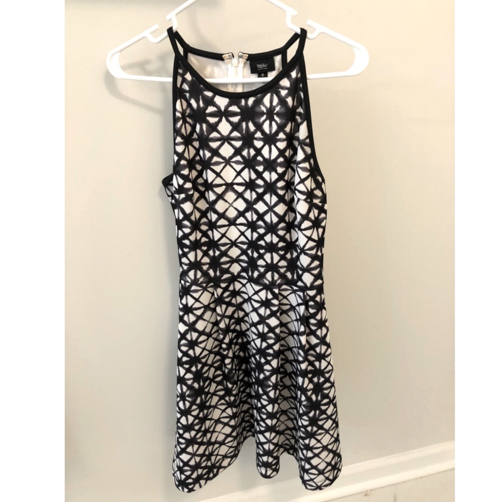 White and black sleeveless dress